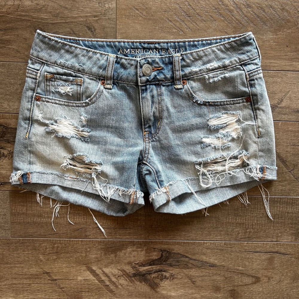 Y2K American Eagle Outfitters Distressed Denim Shorts Light Wash Low Rise Size 2